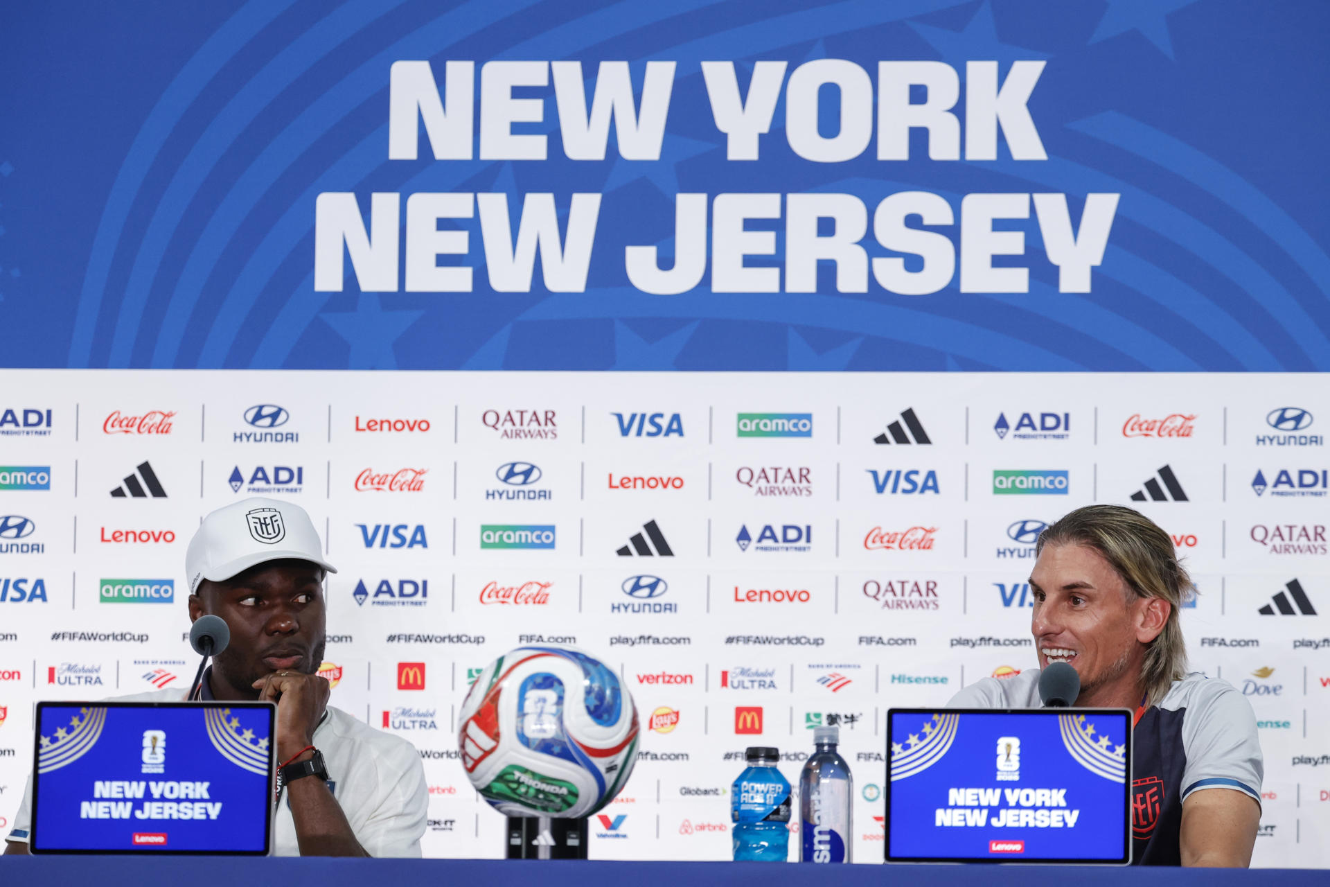 El seleccionador de Ecuador, Sebastián Beccacece (d), habla en una rueda de prensa junto a Jordy Caicedo (i) en el estadio New York/New Jersey en East Rutherford, Nueva Jersey (Estados Unidos). EFE/Sebastião Moreira
