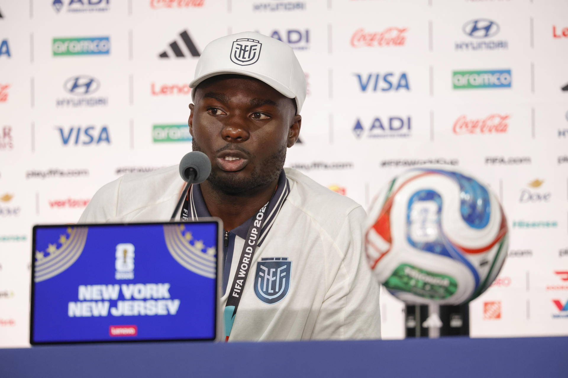 Jordy Caicedo, de Ecuador, habla en una rueda de prensa en el estadio New York/New Jersey en East Rutherford, Nueva Jersey (Estados Unidos). EFE/Sebastião Moreira
