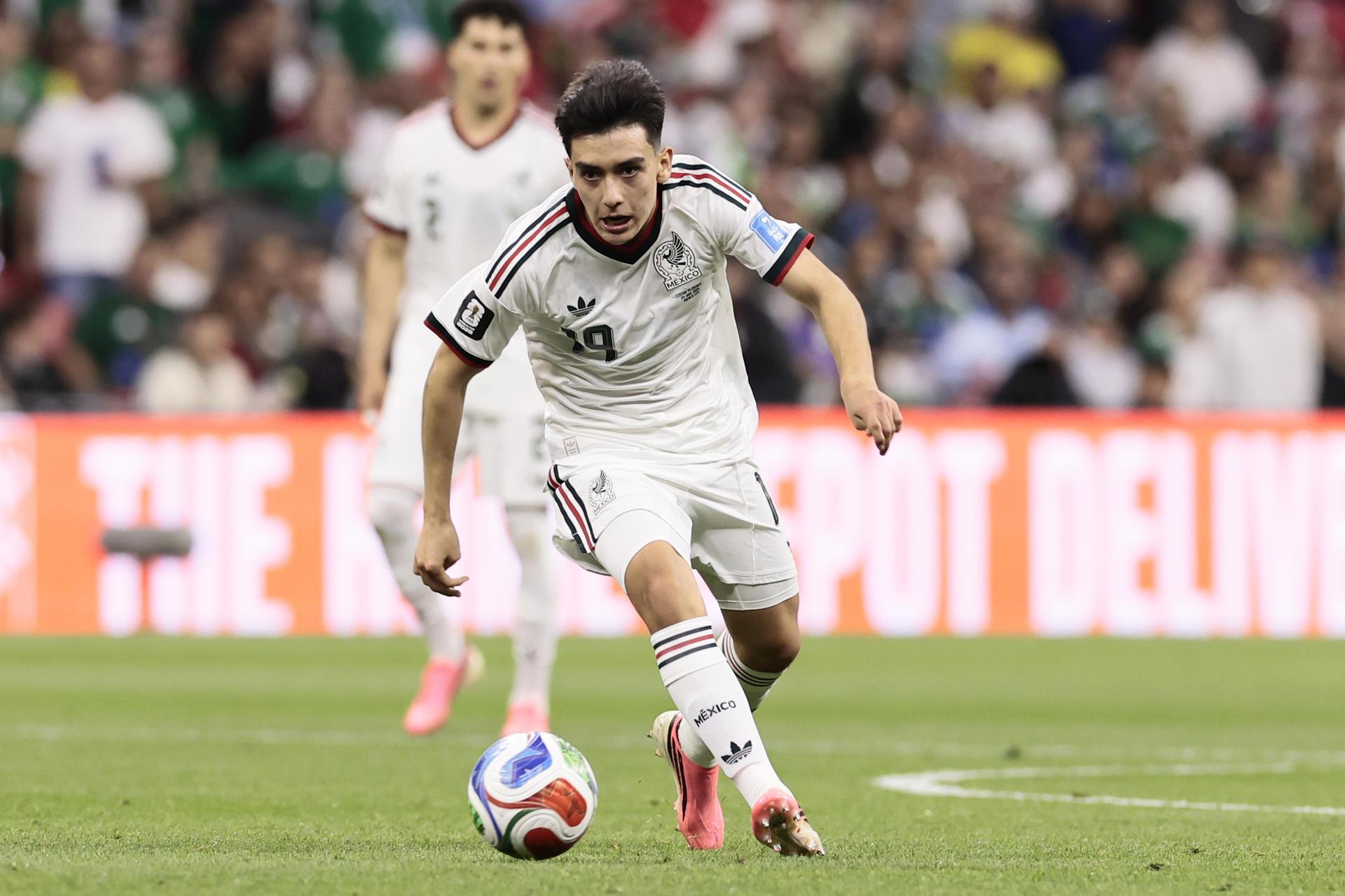 Gilberto Mora de México controla el balón este miércoles, en un partido del grupo A del Mundial de la FIFA 2026 entre República Checa y México en el estadio Azteca en Ciudad de México (México). EFE/ José Méndez

