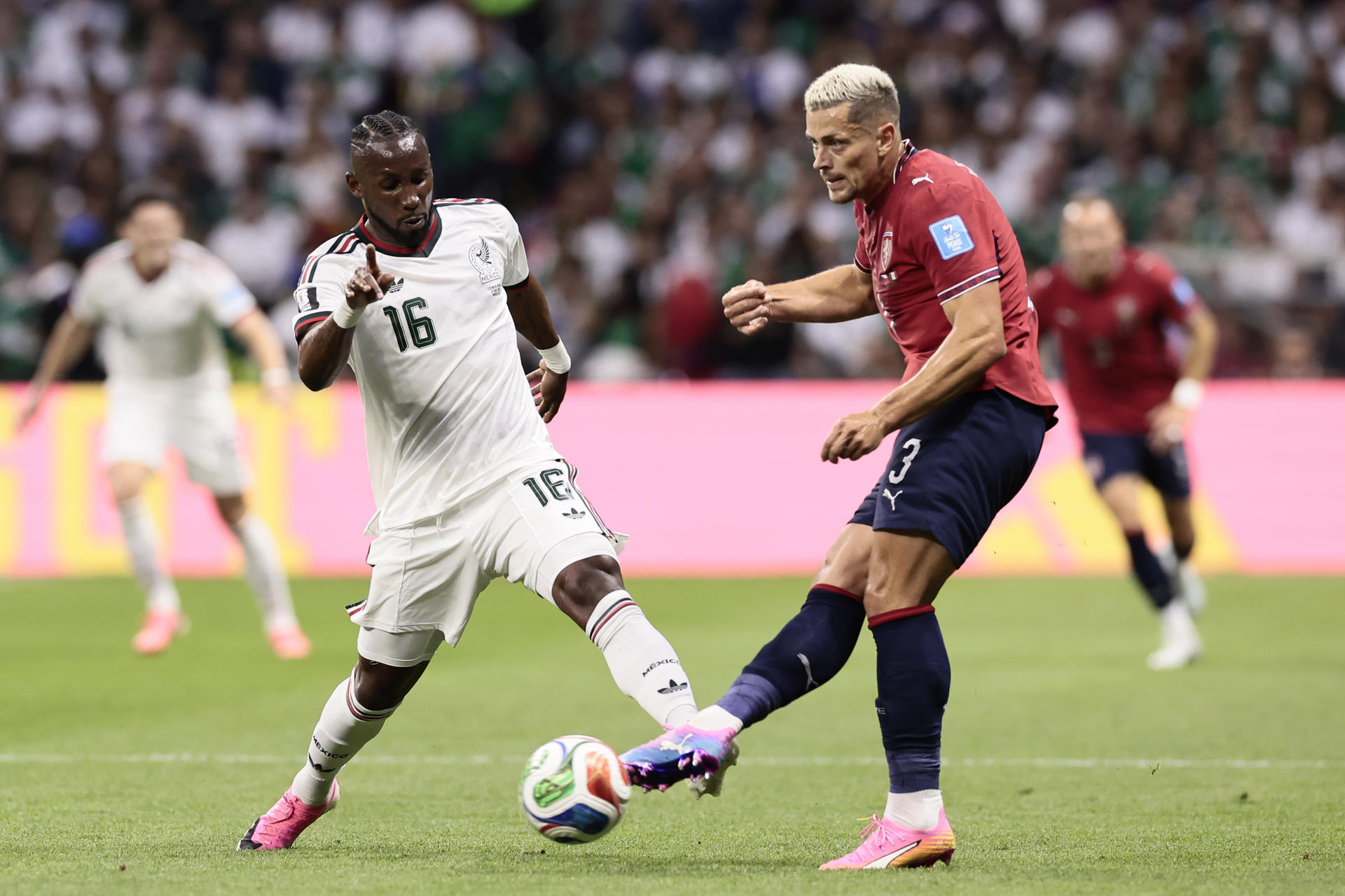 Tomas Holeš (d) de República Checa disputa el balón con Julian Quiñones de México este miércoles, en un partido del grupo A del Mundial de la FIFA 2026 entre República Checa y México en el estadio Azteca en Ciudad de México (México). EFE/ José Méndez
