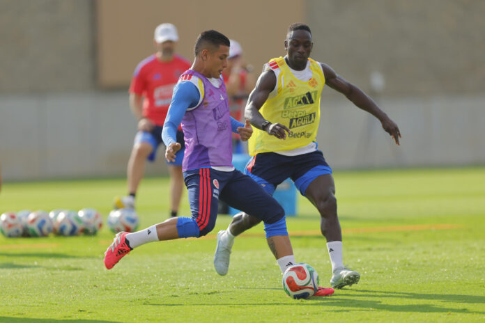 Juan Portilla (i) y Deiver Machado de Colombia participan en un entrenamiento como preparación para el partido del Mundial de la FIFA 2026 contra Portugal, este miércoles en Guadalajara (México). EFE/ Francisco Guasco
