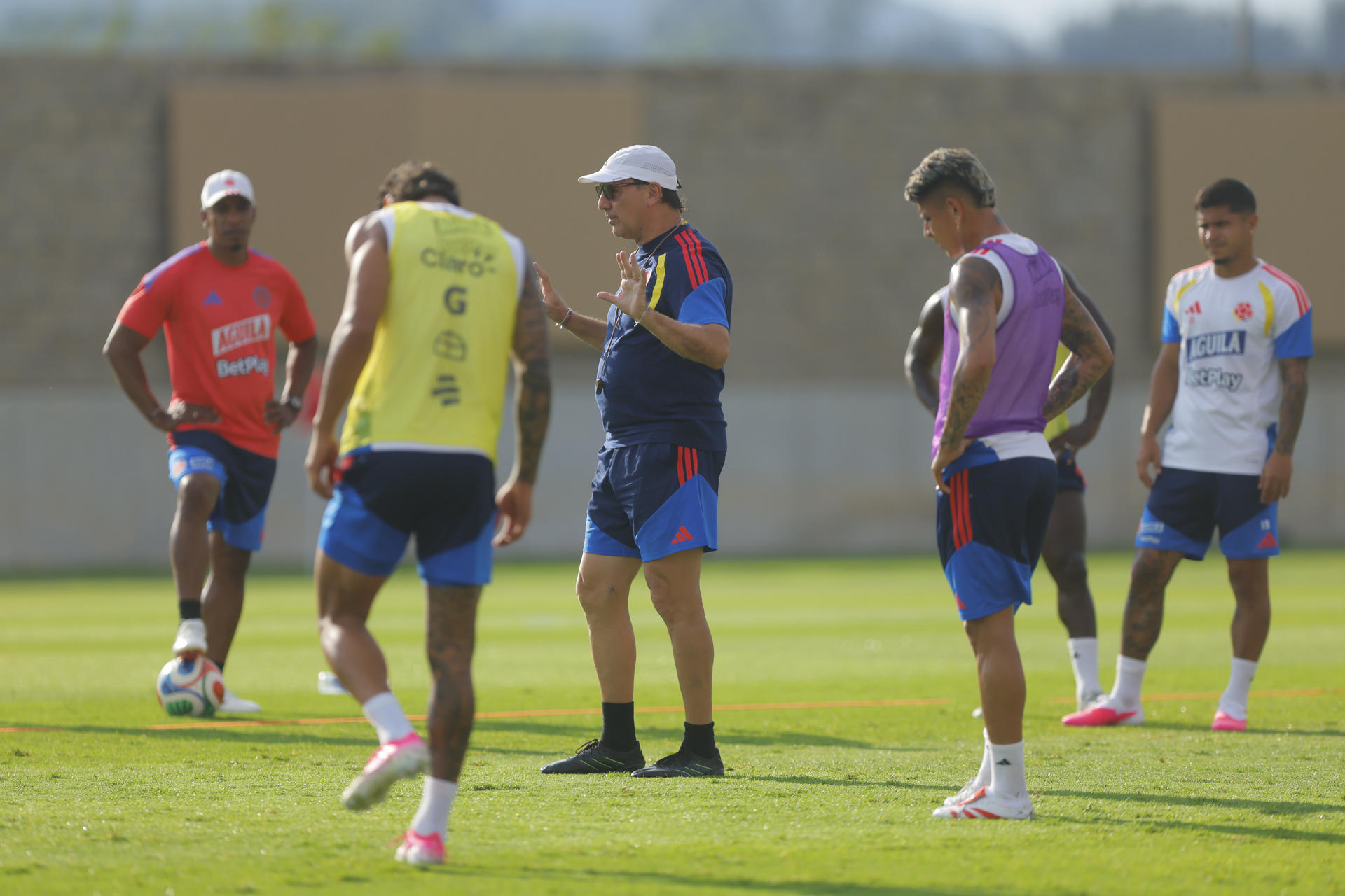El seleccionador de Colombia, Néstor Lorenzo, dirige un entrenamiento como preparación para el partido del Mundial de la FIFA 2026 contra Portugal, este miércoles en Guadalajara (México). EFE/ Francisco Guasco
