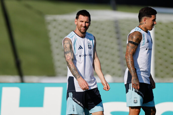 Lionel Messi (i) y Enzo Fernández, de Argentina, participan en un entrenamiento en el Sporting KC training center en Kansas City (Estados Unidos). EFE/ Juan Ignacio Roncoroni
