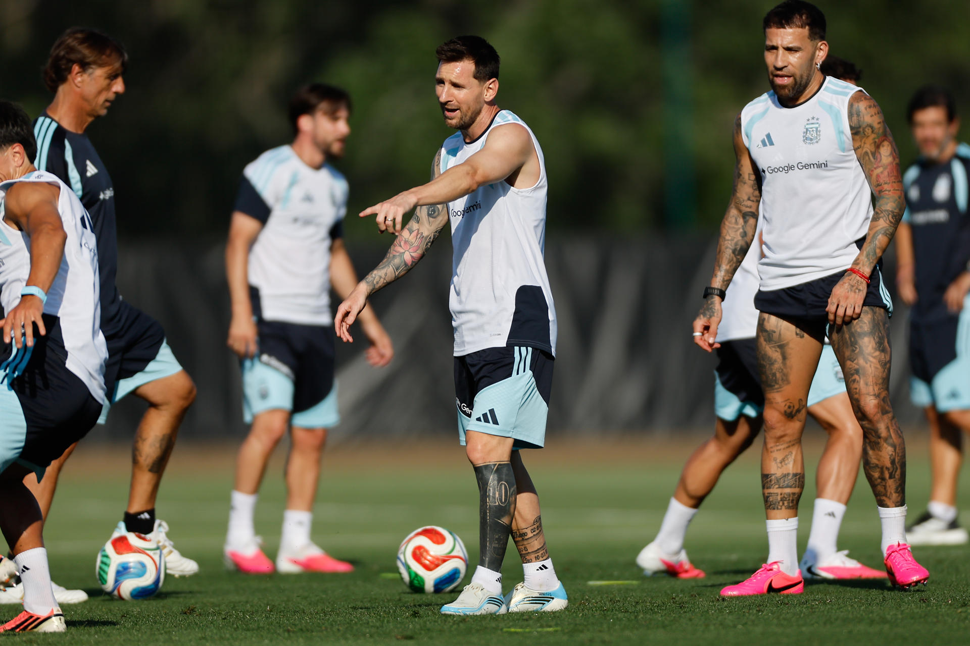Lionel Messi (c), de Argentina, participa en un entrenamiento en el Sporting KC training center en Kansas City (Estados Unidos). EFE/ Juan Ignacio Roncoroni
