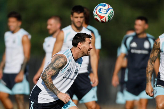 Lionel Messi (c), de Argentina, volvió a ser el centro de atención mundial, pero esta vez por su cumpleaños 39. Aquí, en el entrenamiento de este miércoles en el Sporting KC training center en Kansas City (Estados Unidos). EFE/ Juan Ignacio Roncoroni.
