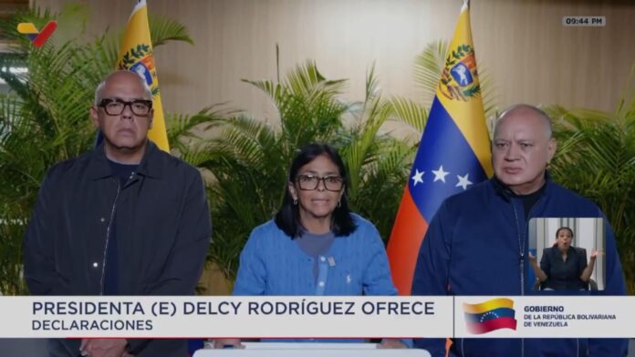 Captura de video de una transmisión del canal estatal Venezolana de Televisión (VTV) de la presidenta encargada de Venezuela, Delcy Rodríguez (c), acompañada por el presidente de la Asamblea Nacional (AN) Jorge Rodríguez (i) y el ministro del Interior Diosdado Cabello durante una declaración tras los dos terremotos de magnitud 7,5 y 7,2 ocurridos en una zona del centro del país, en Caracas (Venezolana). EFE/ VTV

