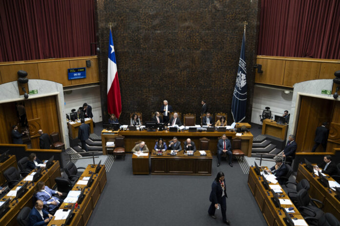 Parlamentarios participan en la votación del proyecto de Reconstrucción Nacional y el Desarrollo Económico y Social, este miércoles en el Congreso Nacional, en Valparaíso (Chile).EFE/Adriana Thomasa
