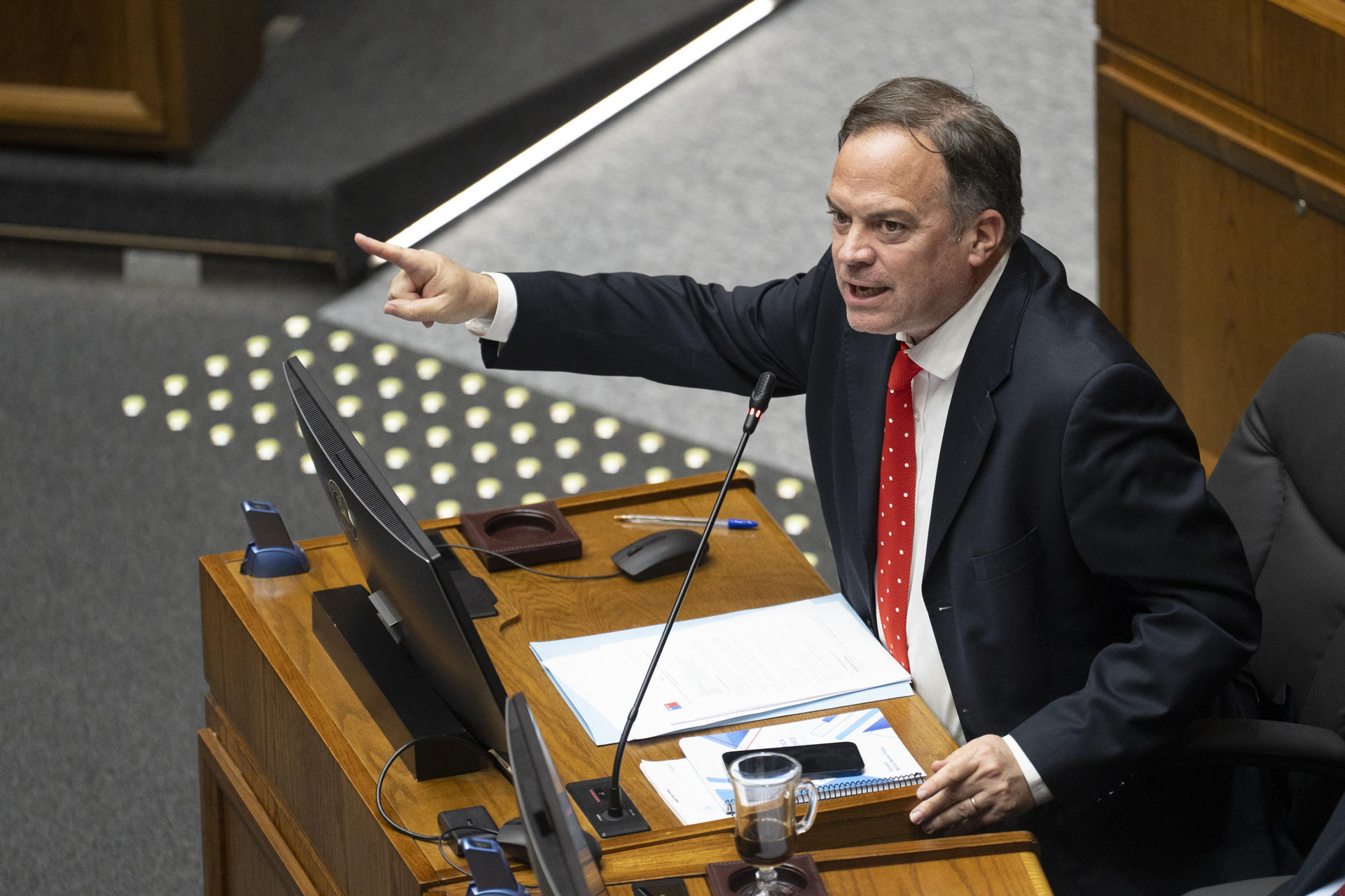 - El senador chileno Matías Walker habla durante la votación del proyecto de Reconstrucción Nacional y el Desarrollo Económico y Social, este miércoles en el Congreso Nacional, en Valparaíso (Chile). EFE/Adriana Thomasa
