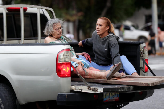 Una mujer herida es transportada en un vehículo este miércoles, luego de dos fuertes terremotos que sacudieron el Caribe venezolano en Caracas (Venezuela). EFE/ Ronald Peña R
