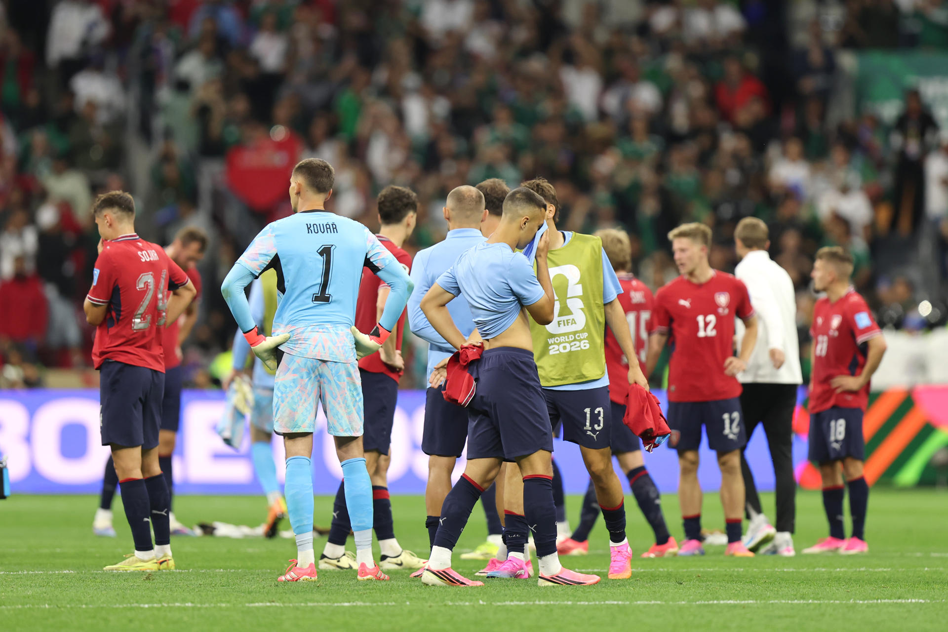 Jugadores de República Checa se lamentan este miércoles, al final de un partido del grupo A del Mundial de la FIFA 2026 entre República Checa y México en el estadio Azteca en Ciudad de México (México). EFE/ Isaac Esquivel
