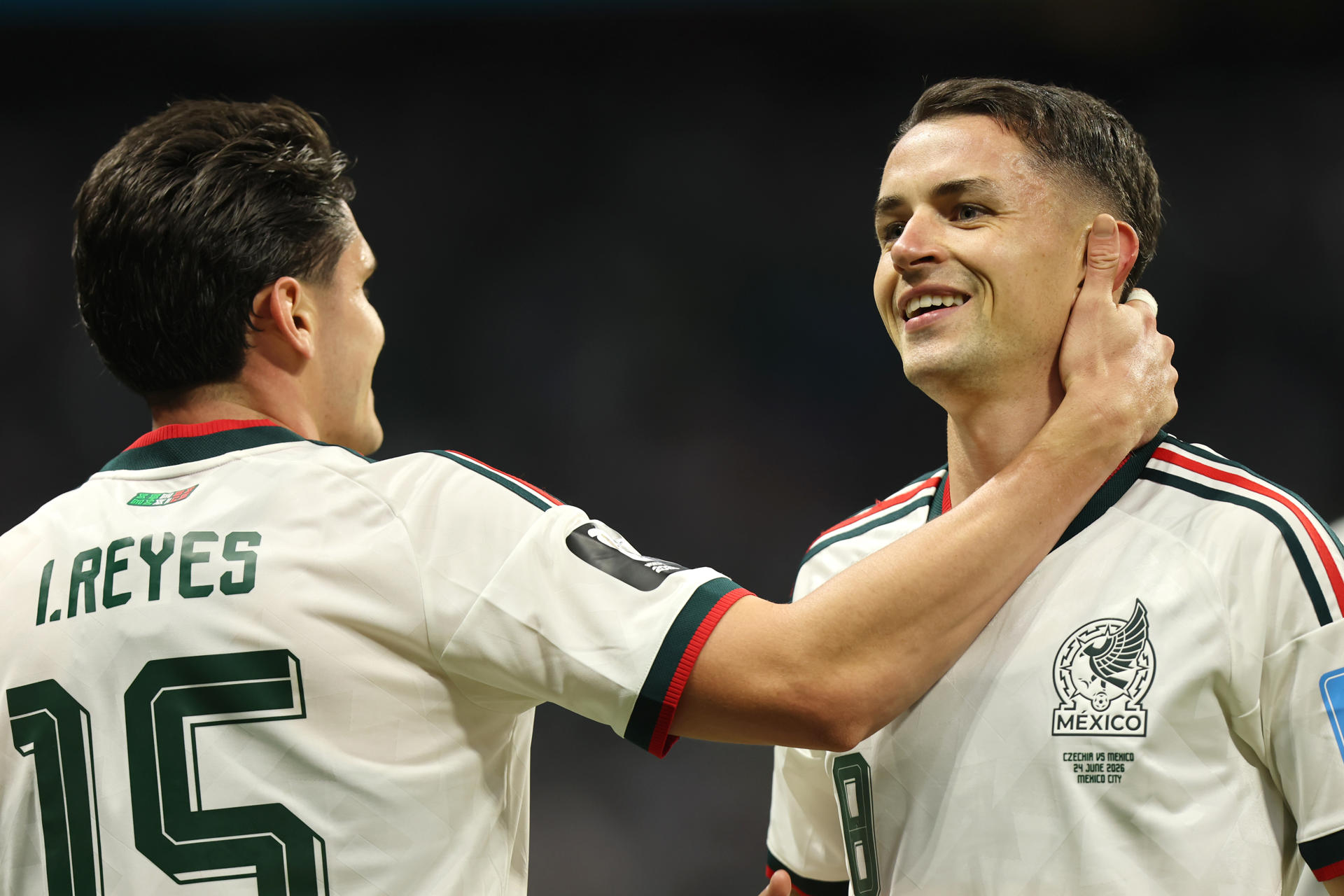 Álvaro Fidalgo (d) y Israel Reyes de México celebran un gol este miércoles, en un partido del grupo A del Mundial de la FIFA 2026 entre República Checa y México en el estadio Azteca en Ciudad de México (México). EFE/ Isaac Esquivel
