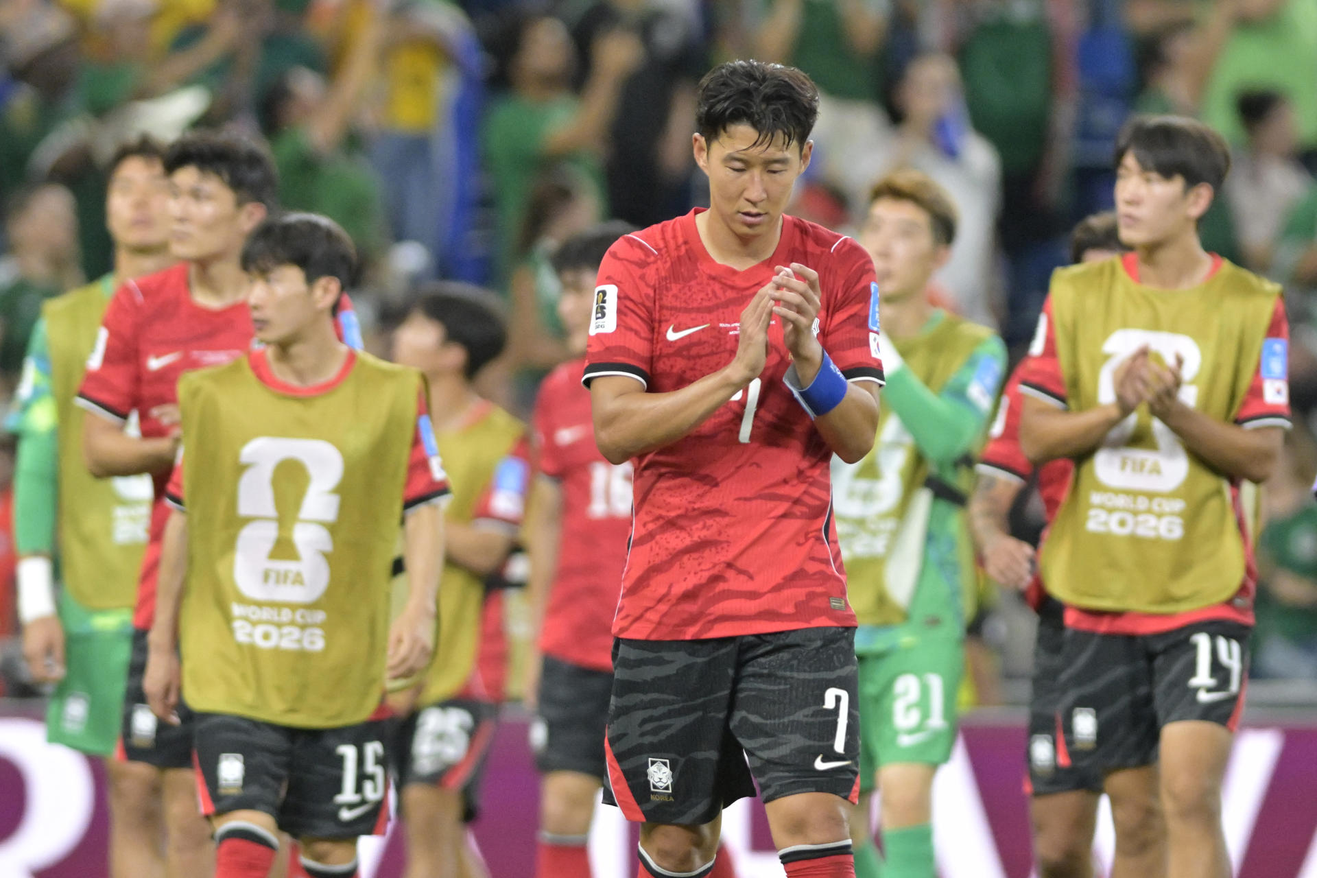 Son Heung-min (c) de Corea del Sur sale del campo al final este miércoles, de un partido del grupo A del Mundial de la FIFA 2026 entre Sudáfrica y Corea del Sur en el estadio BBVA en Monterrey (México). EFE/ Miguel Sierra
