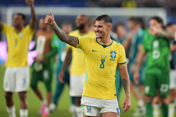 Jugadores de la selección de Brasil celebran este miércoles la clasificación a la fase de dieciseisavos de final del Mundial con una goleada por 0-3 a la de Escocia en el estadio Hard Rock de Miami. EFE/ Alberto Boal
