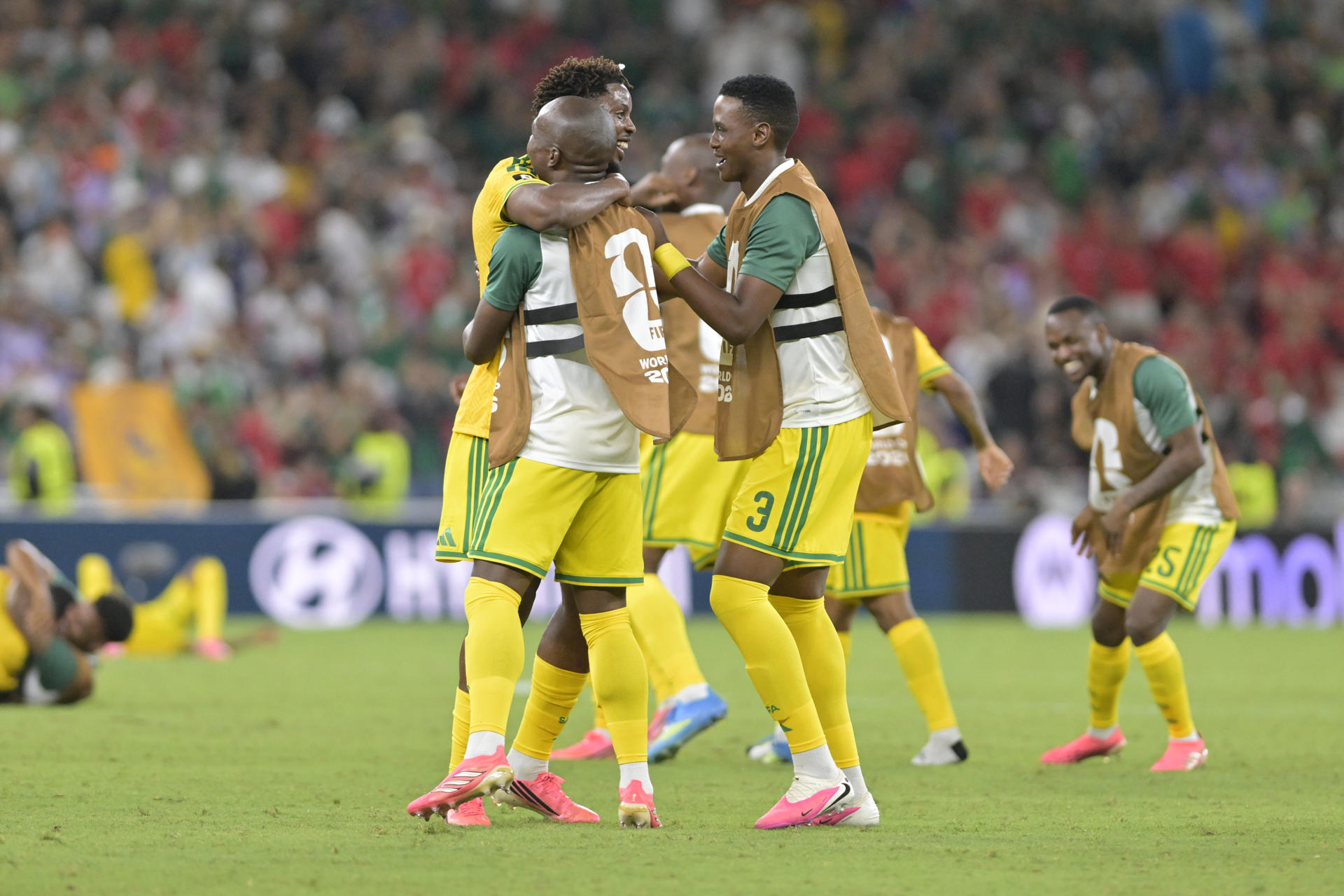 Jugadores de la selección de Sudáfrica celebran este miércoles la clasificación a la fase de dieciseisavos de final del Mundial tras derrotar por 1-0 a Corea del Sur en el estadio BBVA de Monterrey. EFE/ Miguel Sierra
