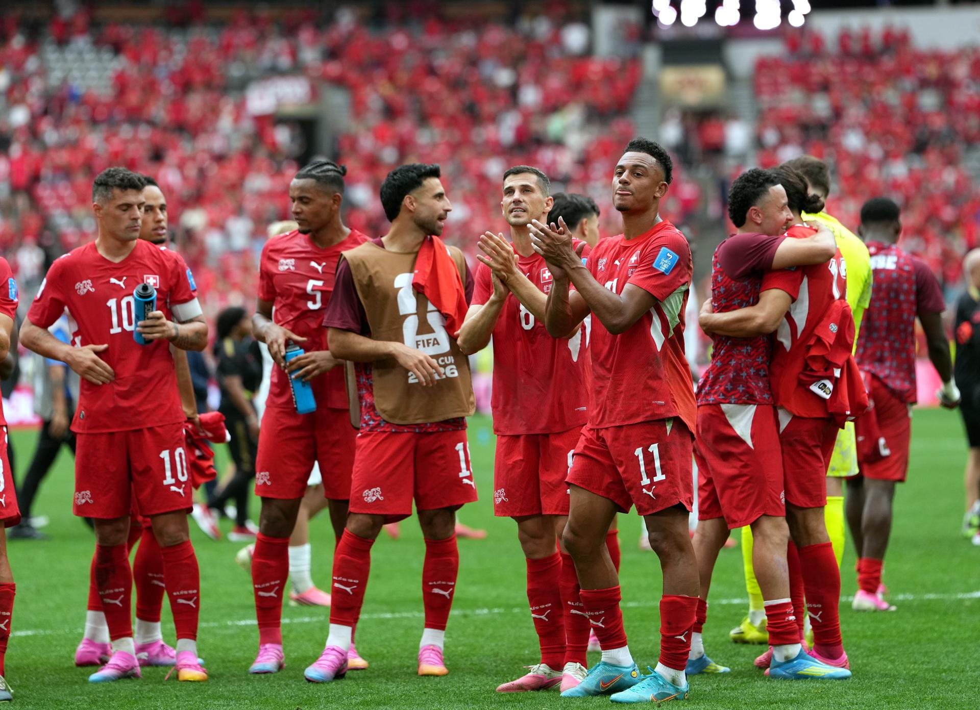 Jugadores de la selección de Suiza celebran este miércoles la clasificación a la fase de dieciseisavos de final del Mundial tras derrotar por 2-1 a la de Canadá en Vancouver.EFE/EPA/BOB FRID
