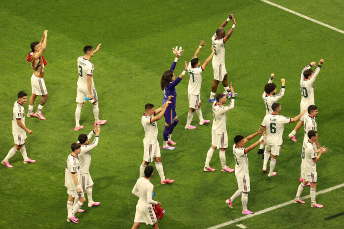 Jugadores de México celebran este miércoles, al finalizar un partido del grupo A del Mundial de la FIFA 2026 entre República Checa y México en el estadio Azteca en Ciudad de México (México). EFE/ Mario Guzmán
