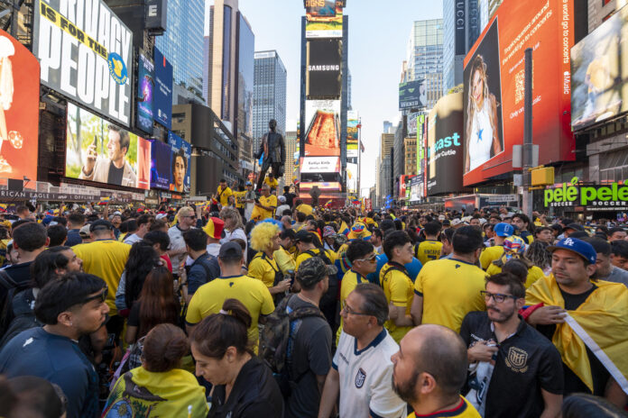 Aficionados de Ecuador se reúnen en Times Square en Nueva York (Estados Unidos). EFE/ Angel Colmenares
