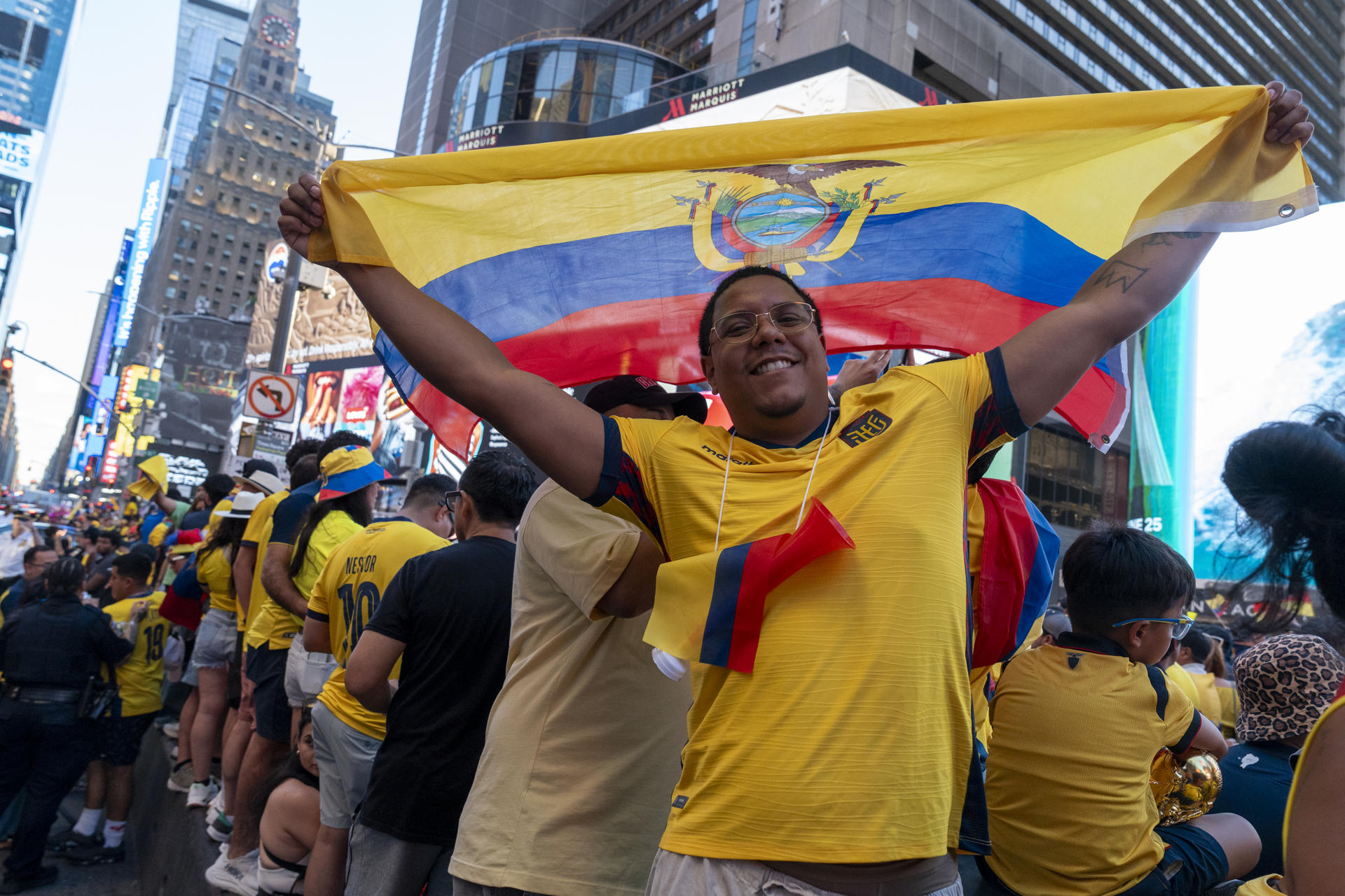 Aficionados de Ecuador se reúnen en Times Square en Nueva York (Estados Unidos). EFE/ Angel Colmenares
