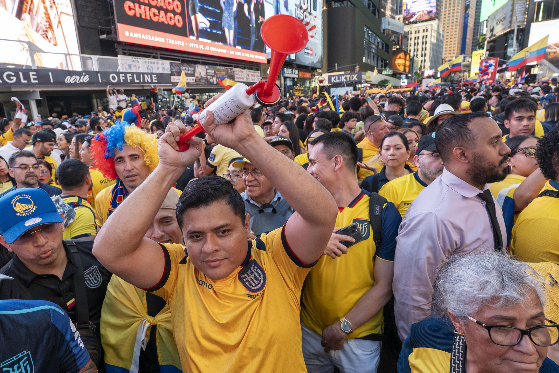 Aficionados de Ecuador se reúnen en Times Square en Nueva York (Estados Unidos). EFE/ Angel Colmenares
