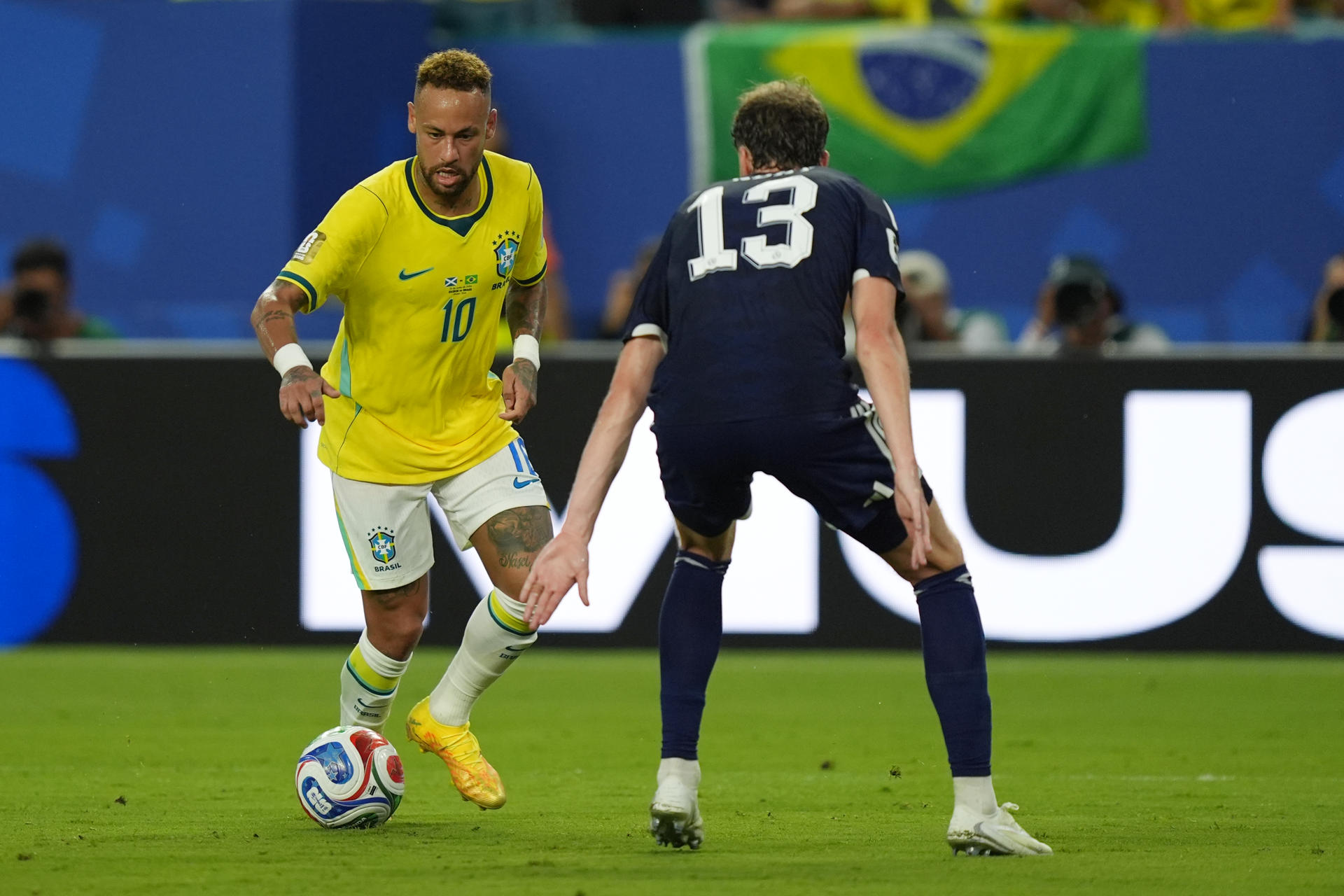 Jack Hendry (d), de Escocia, disputa el balón con Neymar Jr., de Brasil, en un partido del grupo C del Mundial de la FIFA 2026 entre Escocia y Brasil, en el estadio Hard Rock en Miami (EE.UU.). EFE/ Alberto Boal
