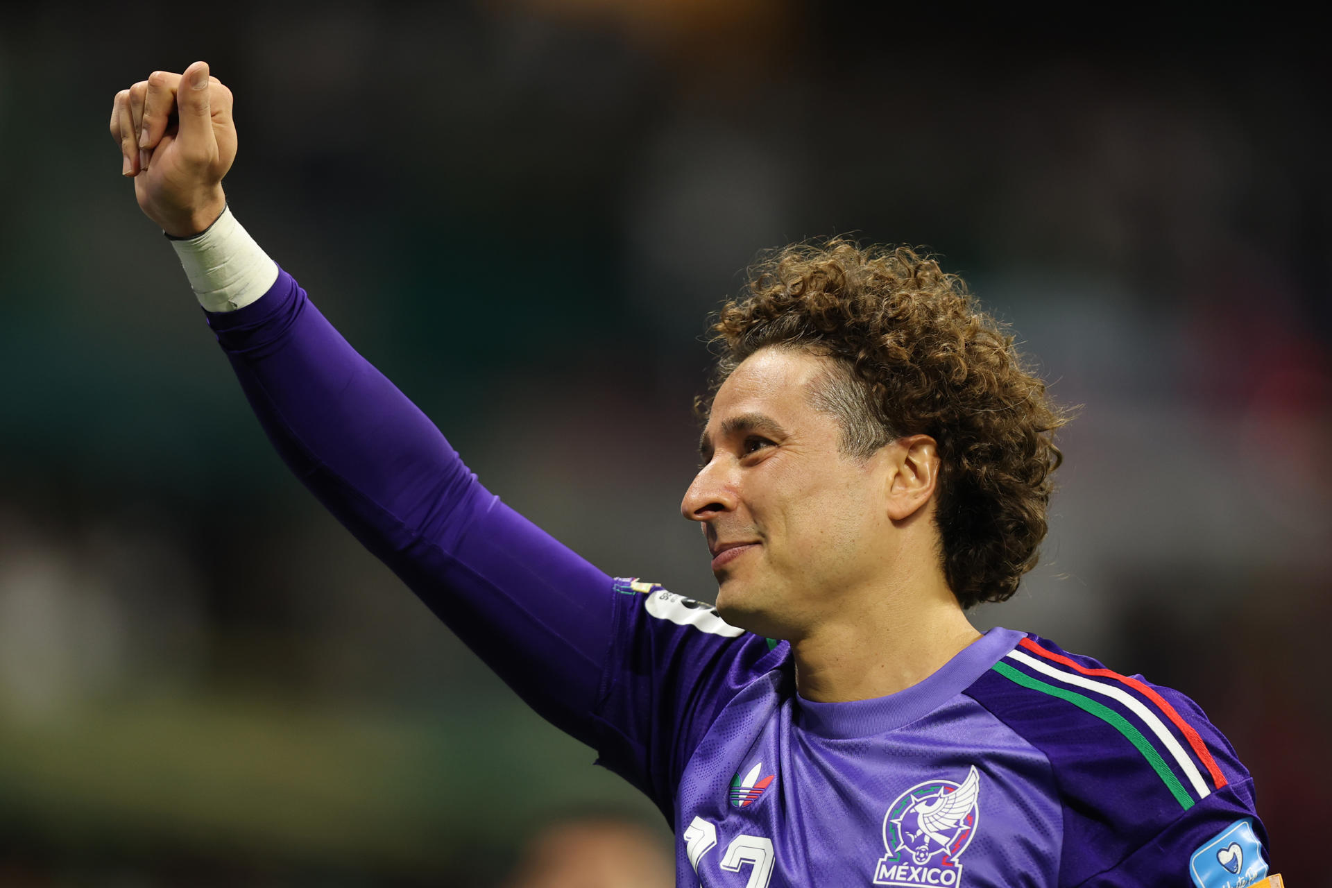 Guillermo Ochoa de México celebra este miércoles, al final de un partido del grupo A del Mundial de la FIFA 2026 entre República Checa y México en el estadio Azteca en Ciudad de México (México). EFE/ Isaac Esquivel
