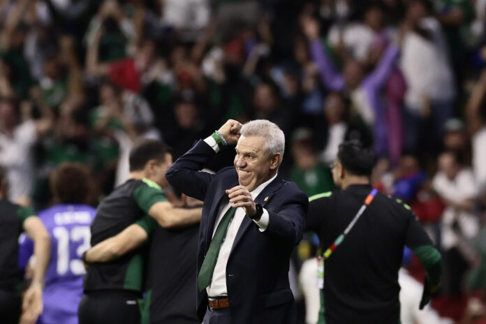 El entrenador de México, Javier Aguirre, celebra un gol este miércoles, en un partido del grupo A del Mundial de la FIFA 2026 entre República Checa y México en el estadio Azteca en Ciudad de México (México). EFE/ José Méndez
