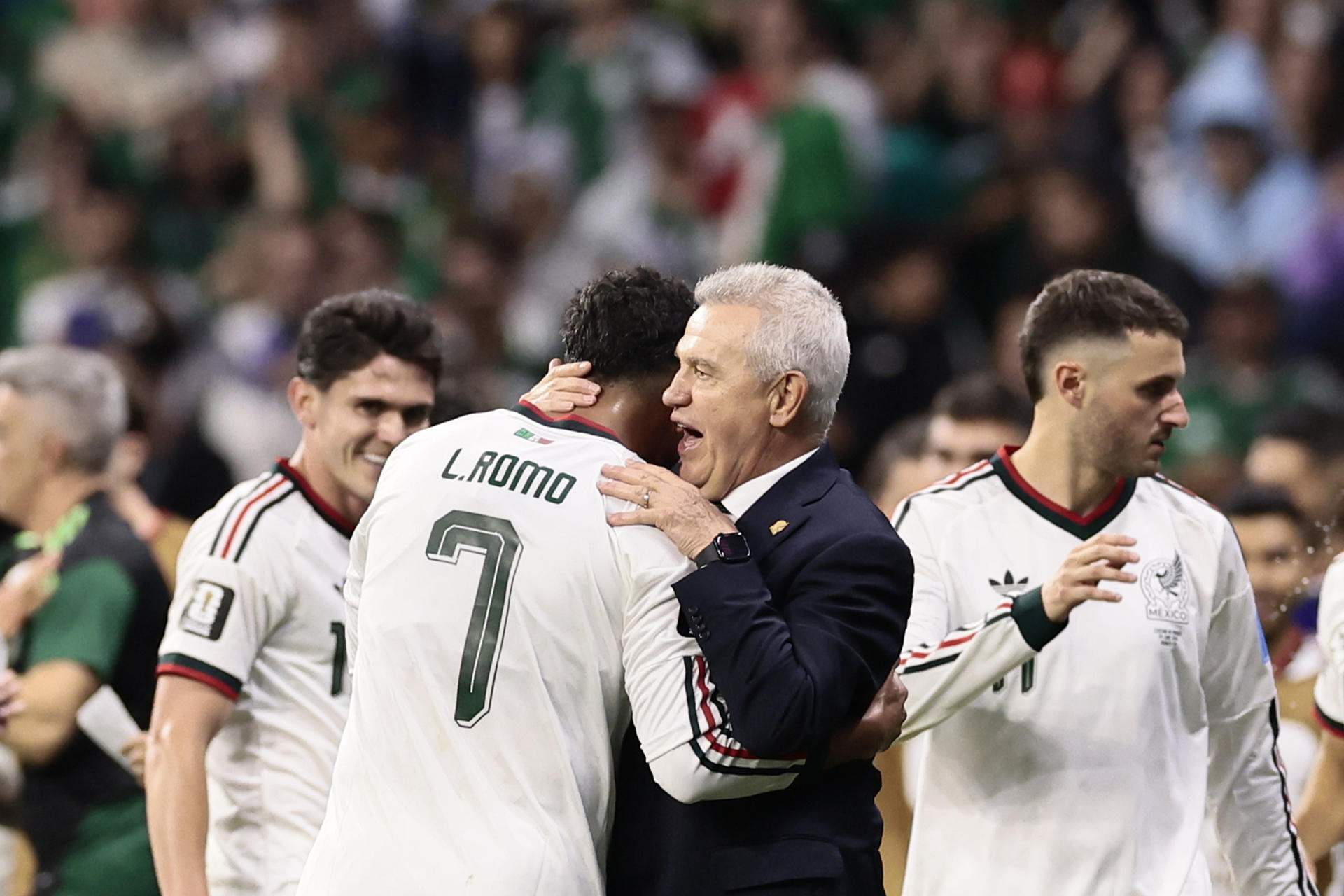 El entrenador de México, Javier Aguirre (d), y Luis Romo celebran un gol este miércoles, en un partido del grupo A del Mundial de la FIFA 2026 entre República Checa y México en el estadio Azteca en Ciudad de México (México). EFE/ José Méndez
