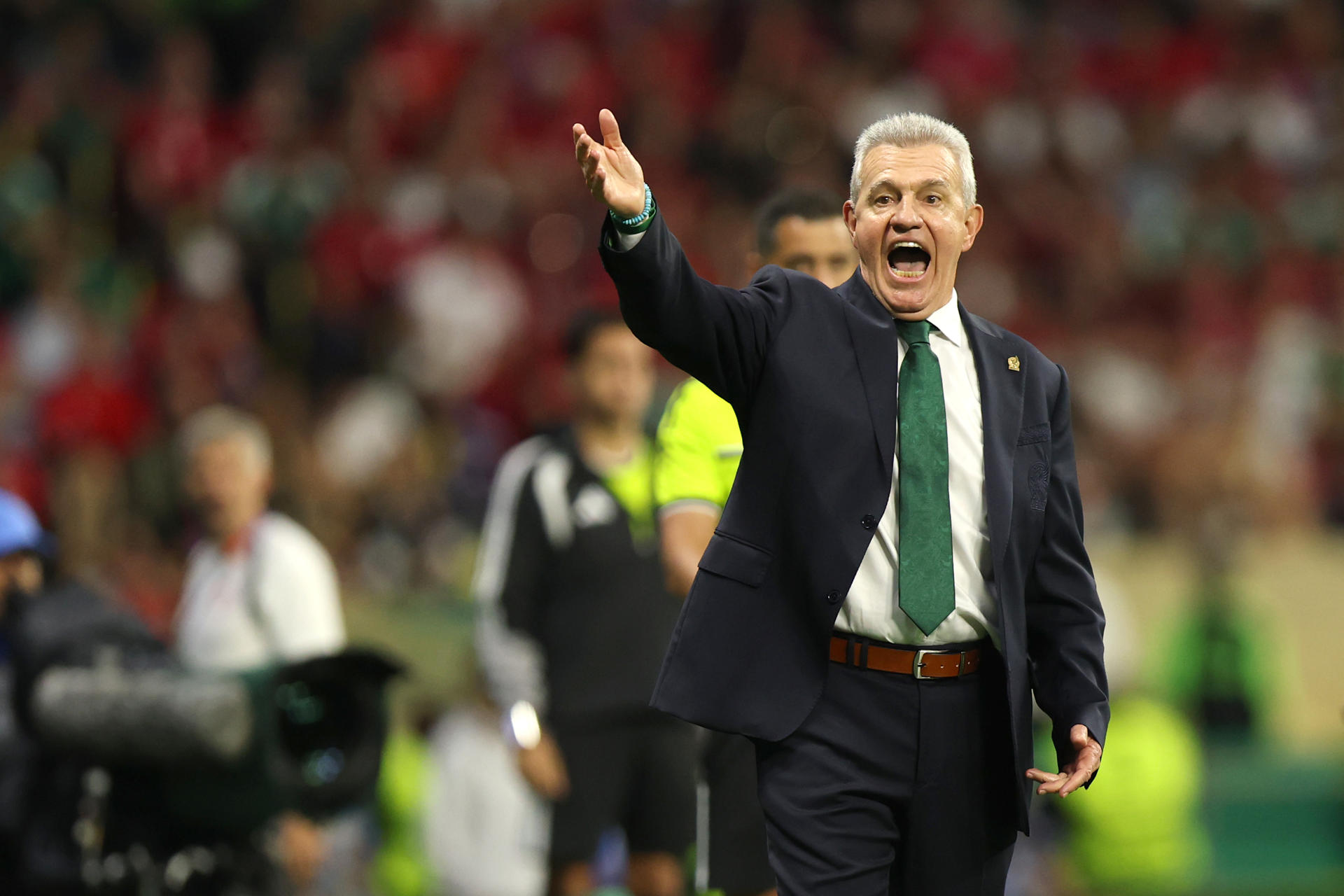 El seleccionador de México, Javier Aguirre, da indicaciones este miércoles, en un partido del grupo A del Mundial de la FIFA 2026 entre República Checa y México en el estadio Azteca en Ciudad de México (México). EFE/ Isaac Esquivel

