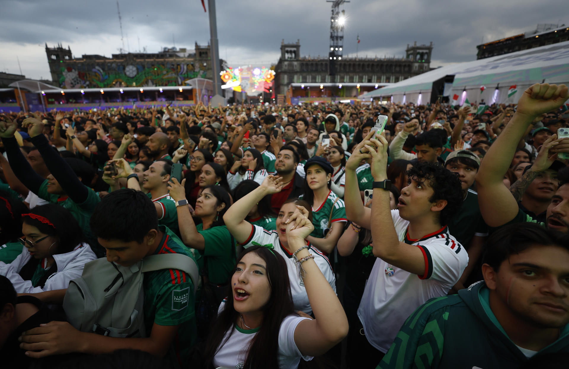 Aficionados de México reaccionan durante la transmisión del partido del Mundial de la FIFA 2026 entre República Checa y México, este miércoles en el Fan Fest del Zócalo de Ciudad de México (México). EFE/ Sáshenka Gutiérrez

