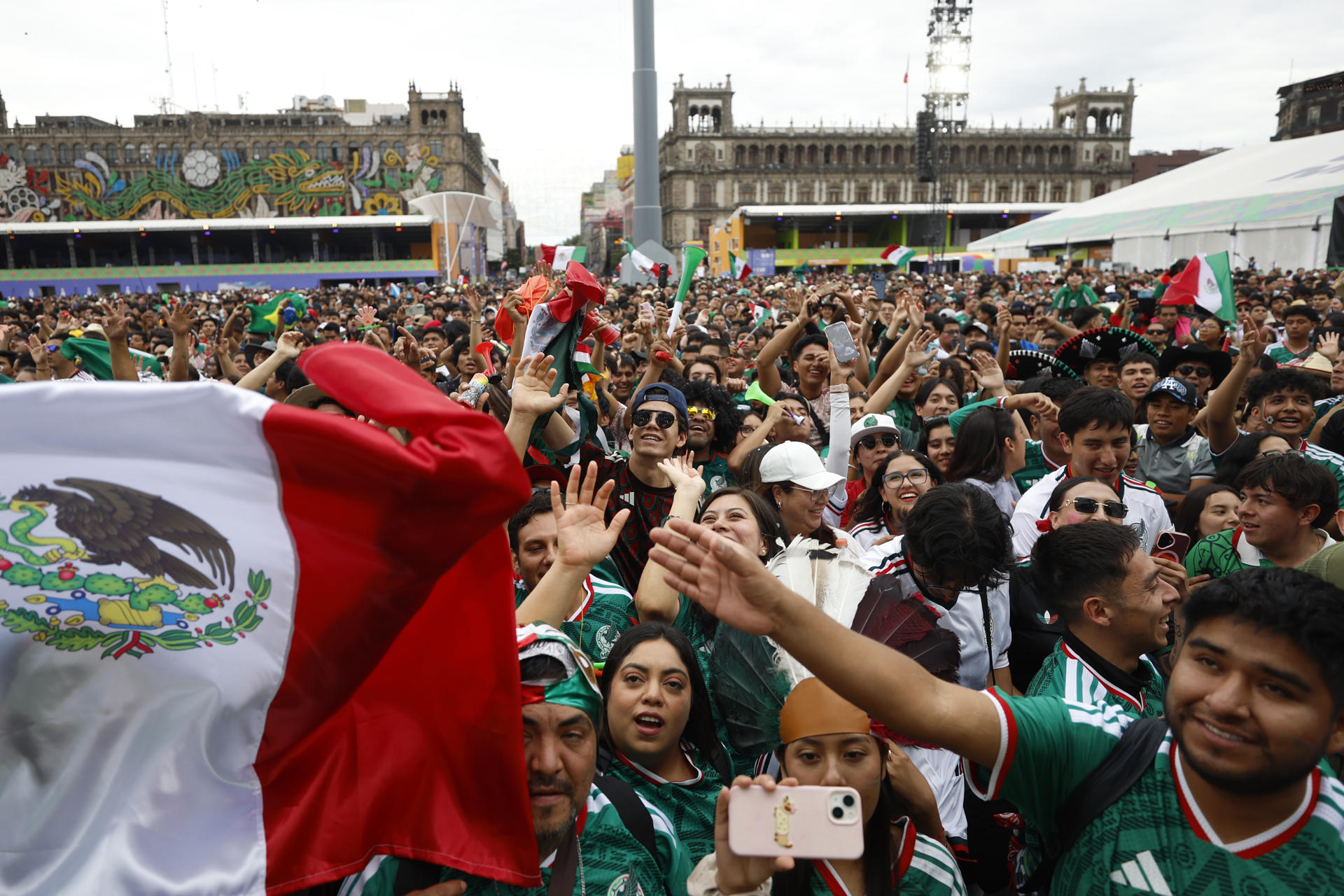 Aficionados de México reaccionan durante la transmisión del partido del Mundial de la FIFA 2026 entre República Checa y México, este miércoles en el Fan Fest del Zócalo de Ciudad de México (México). EFE/ Sáshenka Gutiérrez
