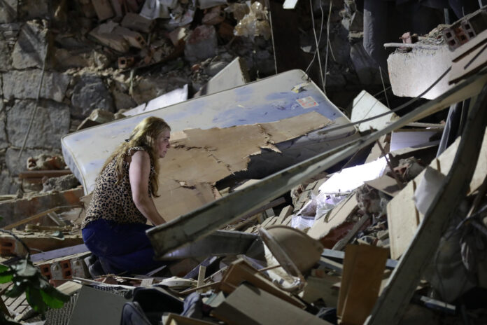 Una persona observa entre los escombros este miércoles, luego de dos fuertes terremotos sacudieron el Caribe venezolano en Caracas (Venezuela). El evento principal fue un sismo de magnitud 7,5, informó el sistema oficial de alerta de tsunamis de Estados Unidos. EFE/ Ronald Peña R
