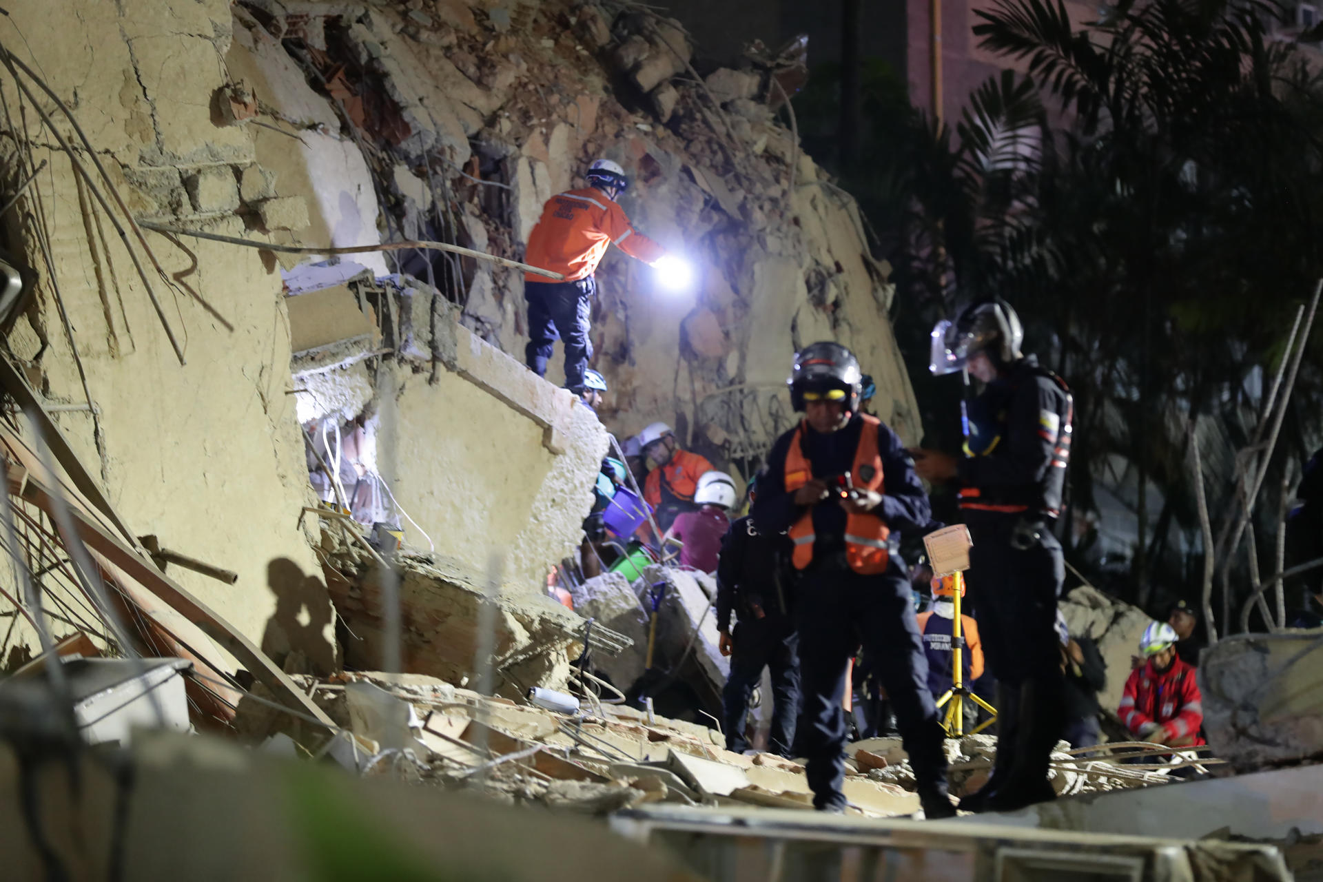 Integrantes de cuerpos de emergencia buscan víctimas este miércoles, luego de dos fuertes terremotos sacudieron el Caribe venezolano en Caracas (Venezuela). El evento principal fue un sismo de magnitud 7,5, informó el sistema oficial de alerta de tsunamis de Estados Unidos. EFE/ Ronald Peña R
