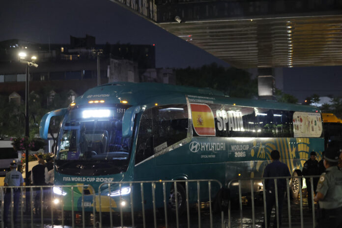 GUADALAJARA (MÉXICO), 24/06/2026.- El autobús en el que llegó España al hotel de concentración en Guadalajara (México) donde el viernes juega con Uruguay la última jornada del Grupo H del Mundial 2026. EFE/ Francisco Guasco
