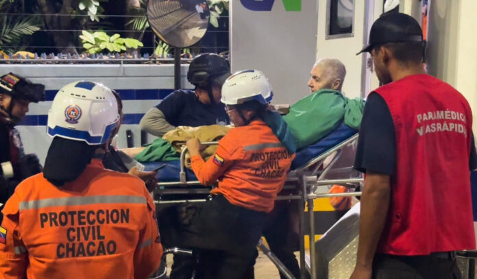 Rescatistas de Protección Civil del Chacao transportan a un rescatado del edificio Petunia  tras doble terremoto este miércoles en la urbanización Los Palos Grandes en la zona este de Caracas (Venezuela). EFE/ Iván Cárdenas
