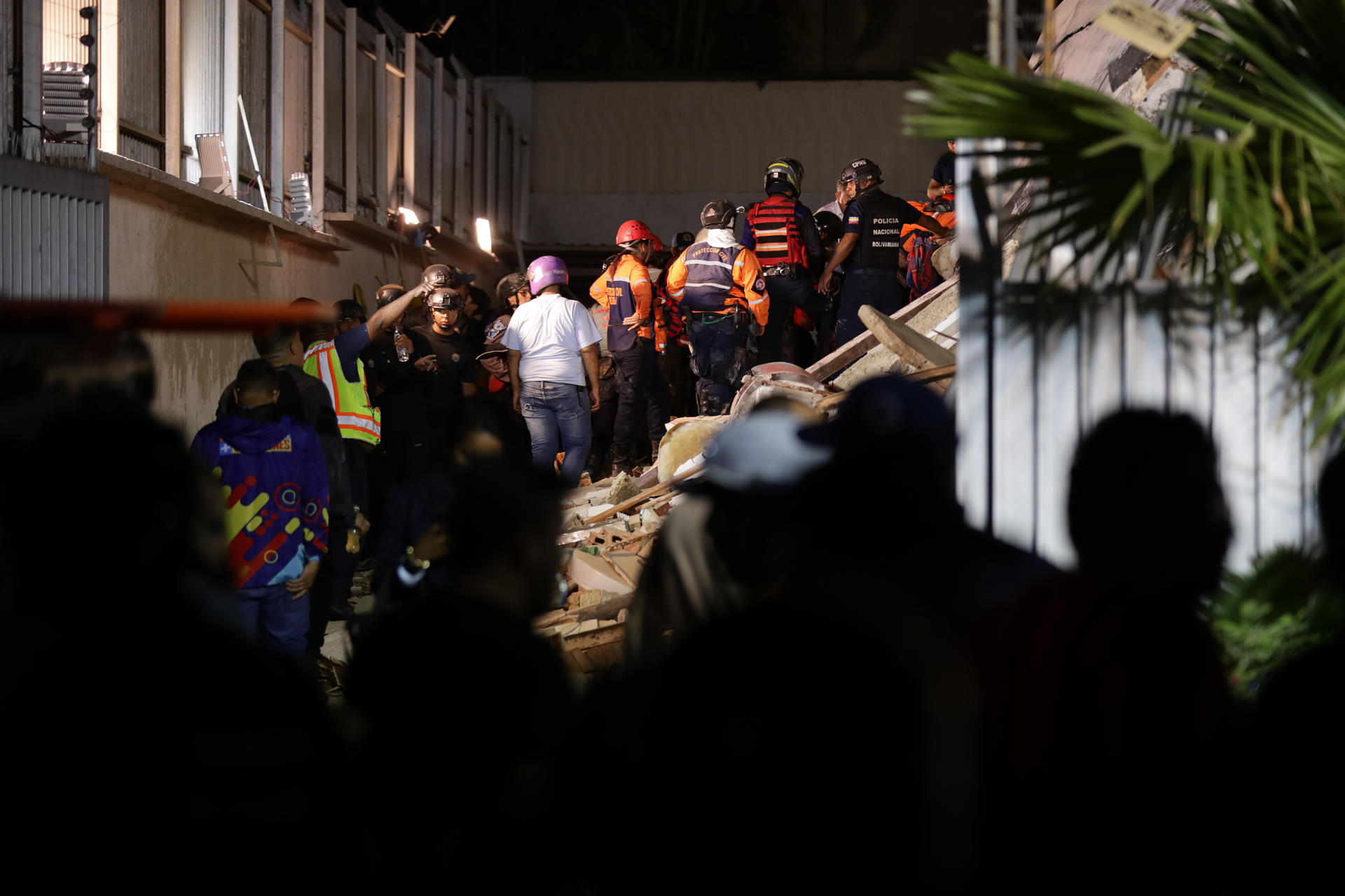 Integrantes de cuerpos de emergencia buscan víctimas este miércoles, luego de dos fuertes terremotos sacudieron el Caribe venezolano en Caracas (Venezuela). El evento principal fue un sismo de magnitud 7,5, informó el sistema oficial de alerta de tsunamis de Estados Unidos. EFE/ Ronald Peña R
