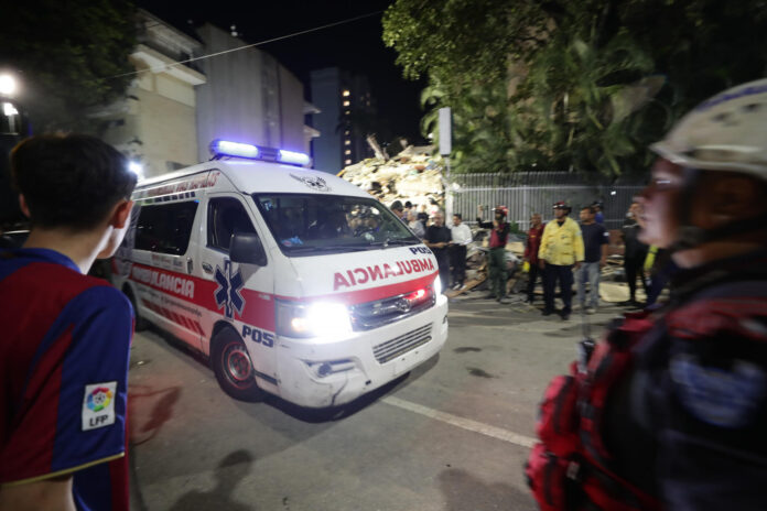 Una ambulancia transporta a una persona rescatada este miércoles, luego de dos fuertes terremotos que sacudieron el Caribe venezolano en Caracas (Venezuela). El evento principal fue un sismo de magnitud 7,5, informó el sistema oficial de alerta de tsunamis de Estados Unidos. EFE/ Ronald Peña R

