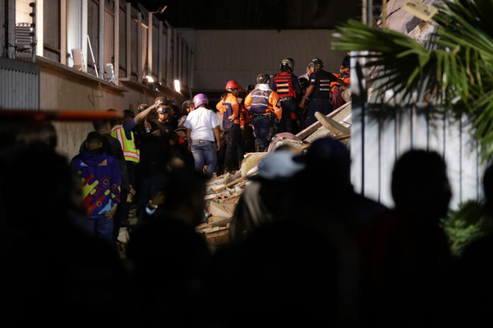 Integrantes de cuerpos de emergencia buscan víctimas este miércoles, tras dos fuertes terremotos sacudieron el Caribe venezolano en Caracas (Venezuela). EFE/ Ronald Peña R
