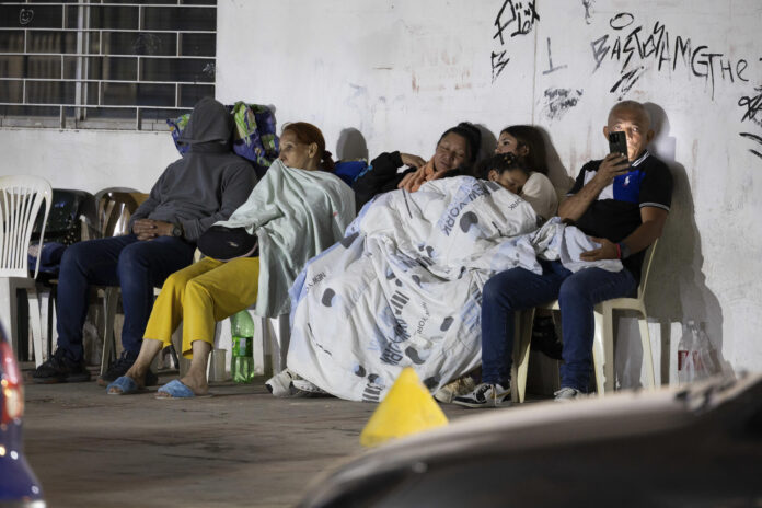 Personas en la calle en Caracas (Venezuela) tras los dos fuertes seísmos que han sacudido el oeste de la capital del país, dos terremotos, de magnitud 7,2 y 2,5 que tuvieron lugar alrededor en apenas 39 segundos y que han dejado al menos 32 muertos y 700 heridos y personas entre los escombros de los edificios derruidos. EFE/ Rayner Peña R
