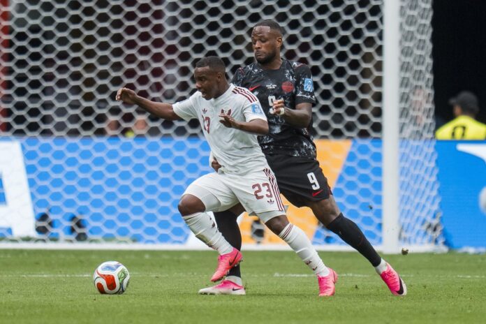 Fotografía del centrocampista catarí Assim Madibo (i), durante un partido disputado por su equipo contra Canadá el pasado 18 de junio. EFE/BOB FRID
