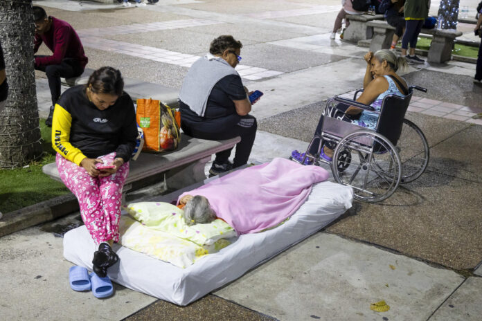 Personas en la calle en Caracas (Venezuela) tras los dos fuertes seísmos que han sacudido el oeste de la capital del país, dos terremotos, de magnitud 7,2 y 2,5 que tuvieron lugar alrededor en apenas 39 segundos y que han dejado al menos 32 muertos y 700 heridos y personas entre los escombros de los edificios derruidos. EFE/ Rayner Peña R
