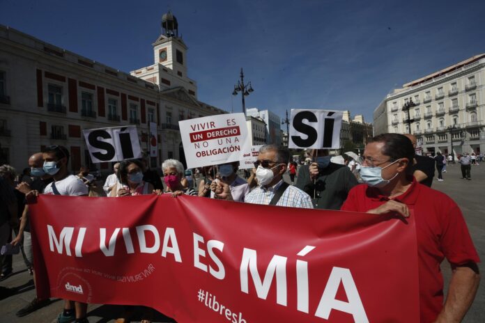 Activistas de la plataforma Derecho A Morir Dignamente en la concentración para celebrar la entrada en vigor de la ley de eutanasia. EFE/Javier Lizón
