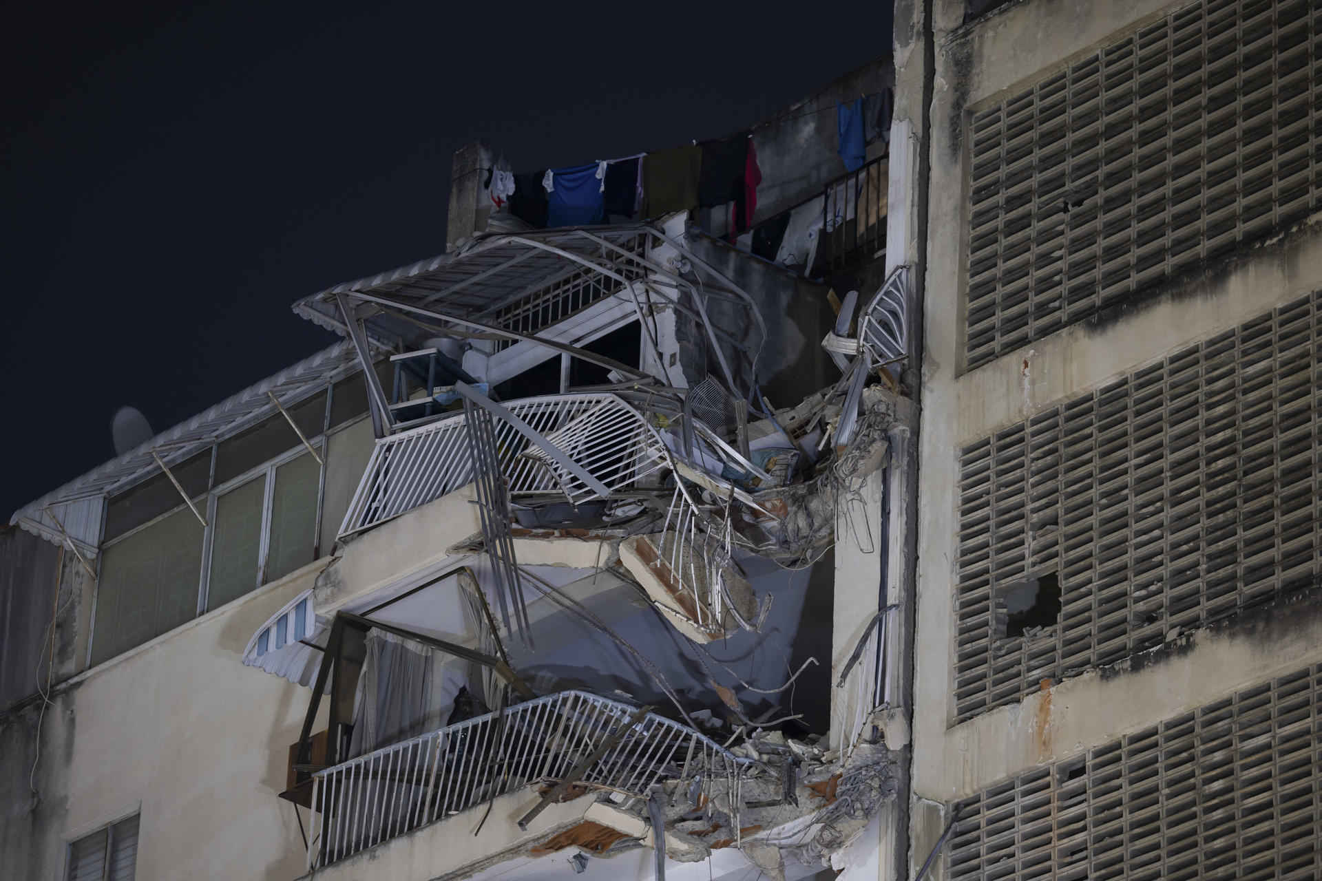 Estado de un edificio en Caracas (Venezuela) tras los dos fuertes seísmos que han sacudido el oeste de la capital del país, dos terremotos que tuvieron lugar alrededor en apenas 39 segundos y que han dejado al menos 32 muertos y 700 heridos y personas entre los escombros de los edificios derruidos. EFE/ Rayner Peña R
