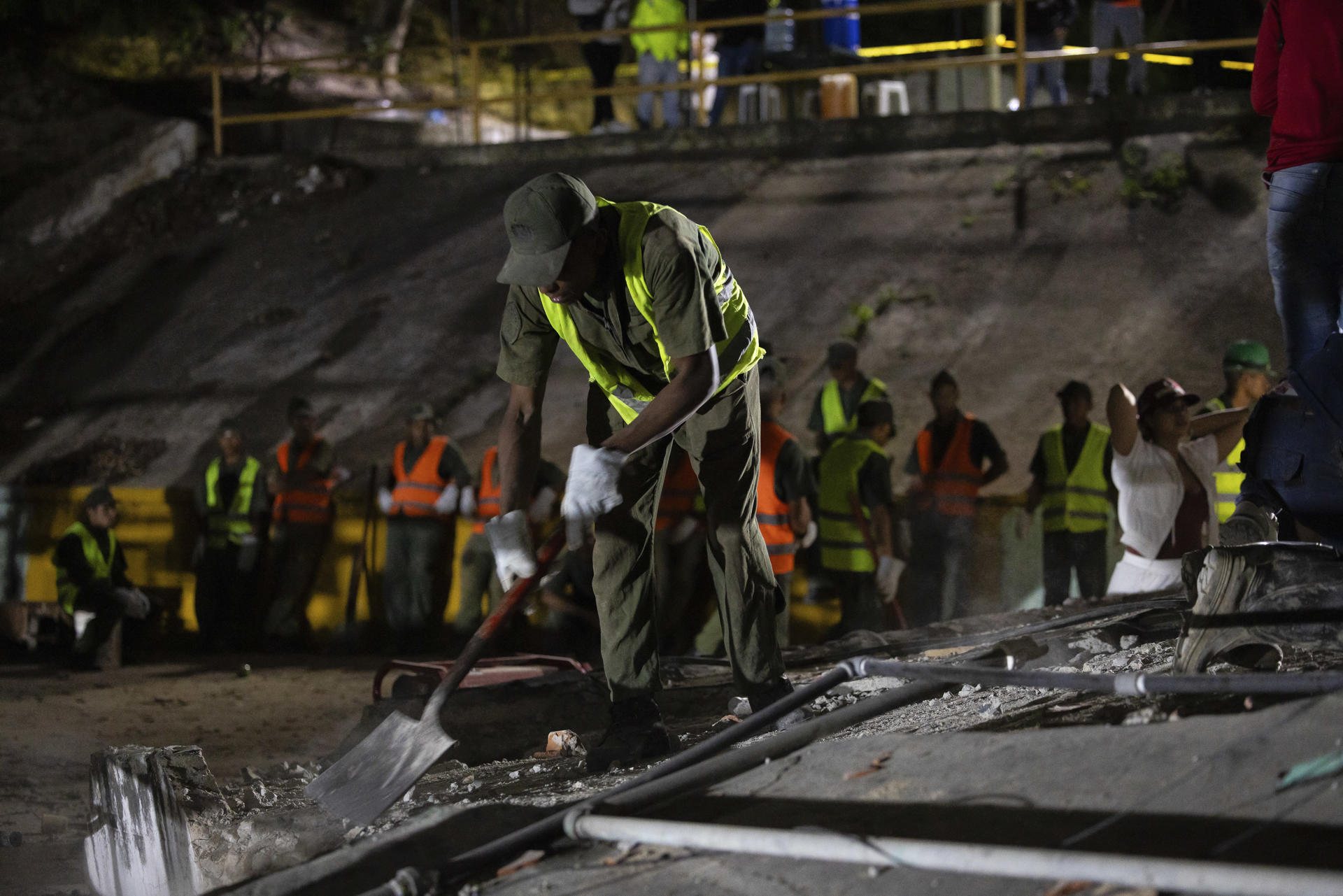 Equipos de rescate buscan entre los escombros en Caracas (Venezuela) tras los dos fuertes seísmos que han sacudido el oeste de la capital del país, dos terremotos, de magnitud 7,2 y 2,5 que tuvieron lugar alrededor en apenas 39 segundos y que han dejado al menos 32 muertos y 700 heridos y personas entre los escombros de los edificios derruidos. EFE/ Rayner Peña R
