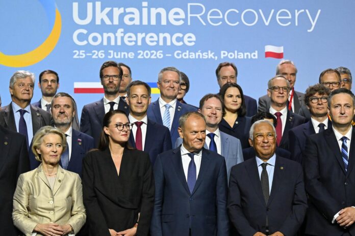 De izquierda a derecha en la primera fila, la presidenta de la Comisión Europea Ursula von der Leyen, la primera ministra ucraniana Yulia Svyrydenko, el primer ministro polaco Donald Tusk y el presidente del Consejo Europeo António Costa posan para una fotografía grupal en la sesión inaugural de la Conferencia de Recuperación de Ucrania 2026, en el Centro Europeo de Solidaridad de Gdansk, Polonia, este jueves 25 de junio de 2026. La Conferencia de Recuperación de Ucrania, organizada conjuntamente por Polonia y Ucrania, se celebra los días 25 y 26 de junio de 2026. (Polonia, Ucrania) EFE/EPA/ADAM WARZAWA. SIN USO EN POLONIA</p>

