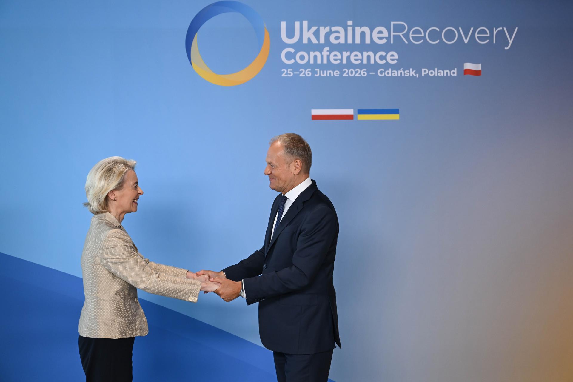 El primer ministro polaco, Donald Tusk (d), da la bienvenida a la presidenta de la Comisión Europea, Ursula von der Leyen (i), durante la Conferencia de Reconstrucción de Ucrania 2026 en el Centro Europeo de Solidaridad en Gdansk, Polonia, este jueves 25 de junio de 2026. La Conferencia de Reconstrucción de Ucrania, copatrocinada por Polonia y Ucrania, se celebra los días 25 y 26 de junio de 2026. (Polonia, Ucrania) EFE/EPA/ADAM WARZAWA POLAND OUT
