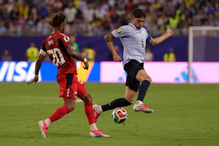 Fotografía del pasado 21 de junio, en la que puede verse al internacional uruguayo Fede Valverde (d), en el partido que su selección jugó contra la de Cabo Verde en el Mundial de Estados Unidos, México y Canadá. EFE/CRISTOBAL HERRERA-ULASHKEVICH
