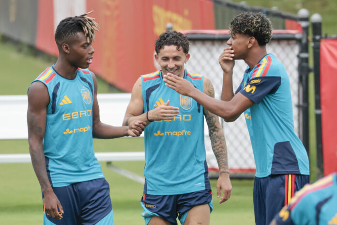 Los internacionales españoles Nico Williams (i), Yéremy Pino (c) y Lamine Yamal (d), durante un entrenamiento de su equipo el pasado 22 de junio. EFE/ Lavandeira Jr
