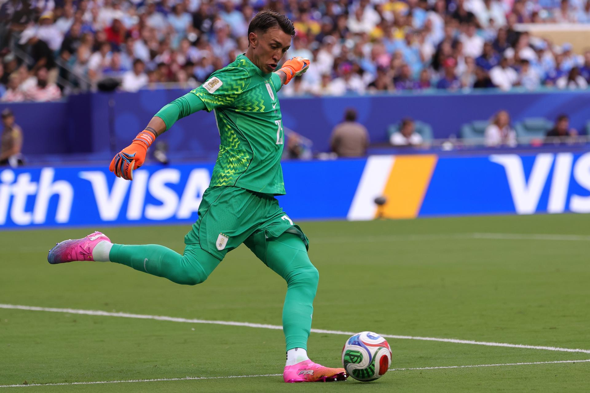 El portero uruguayo Fernando Muslera, durante el partido disputado por su selección contra Cabo Verde el pasado 21 de junio. EFE/CRISTOBAL HERRERA-ULASHKEVICH
