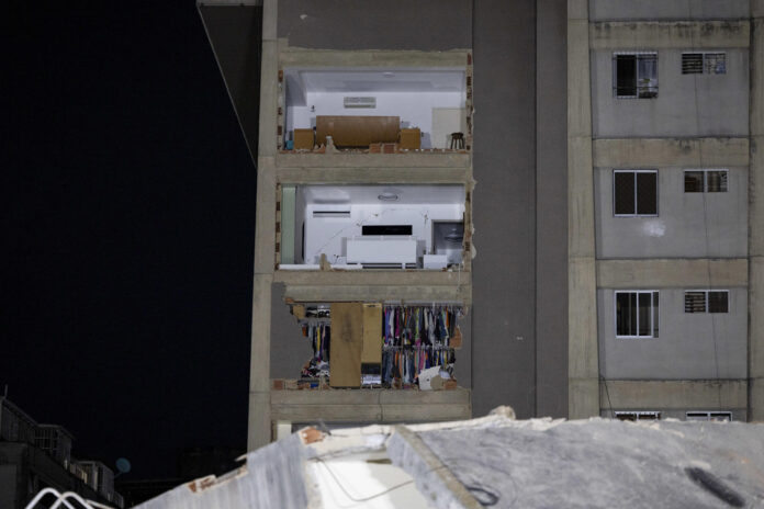 Estado de un edificio en Caracas (Venezuela) tras los dos fuertes seísmos que han sacudido el país. EFE/ Rayner Peña R
