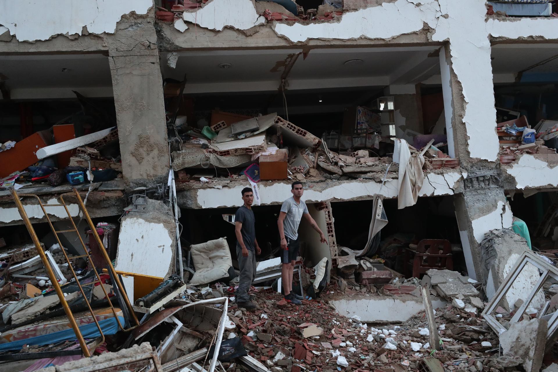 Residentes entre los escombros de uno de los bloques de viviendas dañados por los terremotos, en la localidad de Catia La Mar, en el estado costero de La Guaira (Venezuela) este jueves. EFE/ Ronald Pena R.
